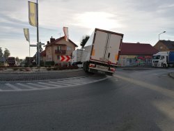 Widok mocno przechylonej naczepy na rondzie