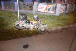 Widok przewróconego motoroweru