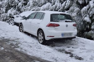 Kolizja samochodów osobowych w zimowej aurze