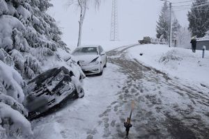 Kolizja samochodów osobowych w zimowej aurze
