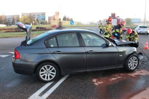 Zniszczony samochód osobowy bmw.