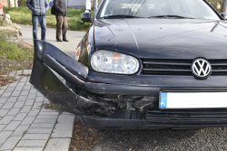 Zniszczony volkswagen. Widok z przodu