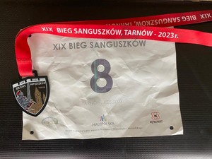 Plastron startowy z numerem startowym 8 oraz okolicznościowy medal Biegu Sanguszków