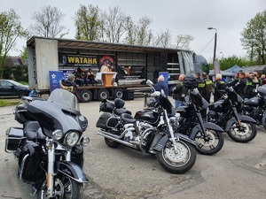 Motocykle ustawione przed mobilnym ołtarzem podczas mszy świętej rozpoczynającej sezon motocyklowy