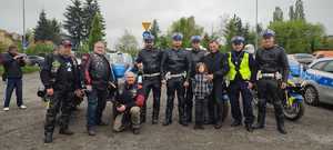 Policjanci oraz uczestnicy rozpoczynającego się sezonu motocyklowego w Tarnowie pozujący do zdjęcia