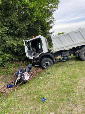 Samochód ciężarowy i motocykl w rowie melioracyjnym