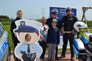 policjanci Ruchu Drogowego oraz policjantka wraz z dziećmi
