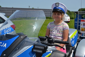 dziewczynka siedząca na policyjnym motorze