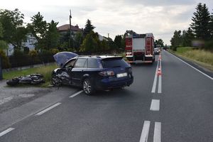 Miejsce wypadku drogowego w Lisiej Górze. Widoczny tył pojazdu mazda stojący w poprzek drogi asfaltowej