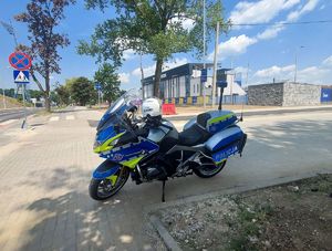 Policyjny motocykl przed obiektem Stadionu Sportowego w Tarnowie-Mościcach