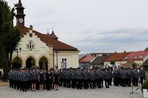 Policjanci zebrani w szyku podczas święta Policji na Rynku w Zakliczynie