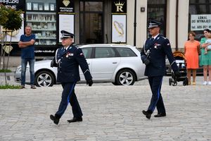 Zastępca Komendanta Wojewódzkiego Policji w Krakowie insp. Rafała Leśniak w asyście Komendanta Miejskiego Policji w Tarnowie insp. Mariusza Dymury wchodzą na plac