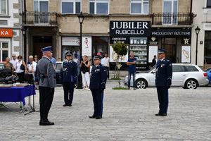 Dowódca uroczystości składa meldunek Zastępcy komendanta wojewódzkiego Policji w Krakowie