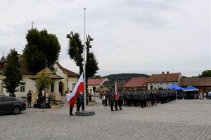 Poczet Flagowy podczas wciągania flagi państwowej na maszt