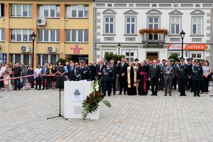 Przemówienia Komendanta Miejskiego Policji w Tarnowie insp. Mariusza Dymury. W tle zaproszeni goście.