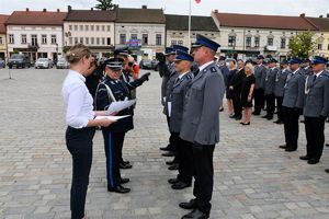 Policjanci odbierający awanse i wyróżnienia