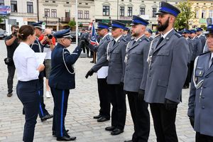 Policjanci odbierający awanse i wyróżnienia