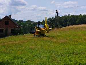 Helikopter LPR stojący na łące