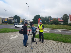 naczelnik ruchu drogowego nadkom Janusz Fido udziela wywiadu telewizji