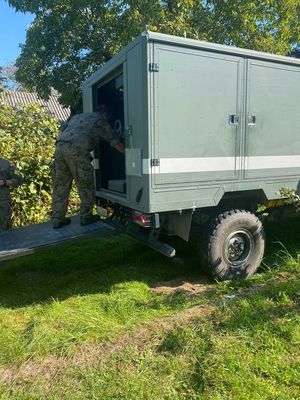 Żołnierz-saper stojący za pojazdem patrolu saperskiego