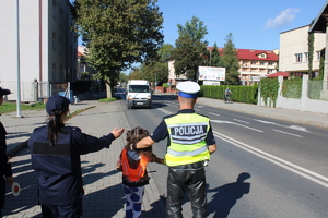 Policjant z dziećmi podczas zatrzymywania pojazdów