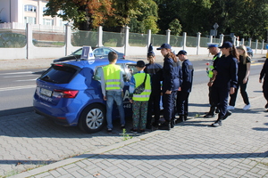 Dzieci podczas kontroli samochodu osobowego