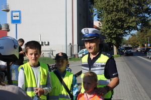 uśmiechnięty policjant z dziećmi