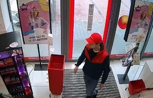 Mężczyzna w czerwonej czapeczce wchodzący do sklepu