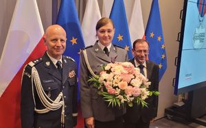 Monika Mróz w towarzystwie Komendanta Głównego Policji oraz Ministra Spraw Wewnętrznych i Administracji