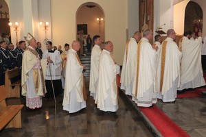 Kapłani koncelebrujący mszę świętą