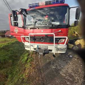 wóz straży pożarnej i osobowa panda na drodze asfaltowanej