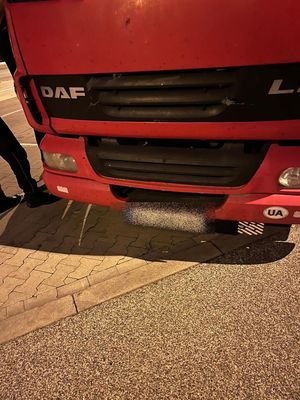 Przód czerwonej ciężarówki marki DAF