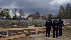Na zdjęciu policjanci wizytujący budowę nowej jednostki w Wojniczu