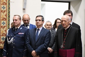 ZASTĘPCA KOMENDANTA WOJEWÓDZKIEGO POLICJI  W RZESZOWIE insp. Jacek Juwa ,prezydent Tarnowa Roman Ciepiela obok ks. prof. dr hab. Stanisław Sojka