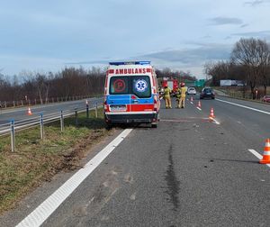 Miejsce kolizji drogowej. Na pierwszym planie tył karetki pogotowia ratunkowego