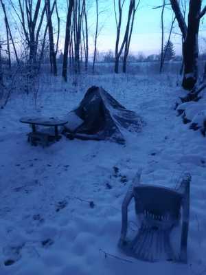 miejsce rozstawienia namiotu na śniegu