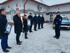 Osoby będące na parkingu przed Komisariatem Policji w Żabnie w trakcie przekazania radiowozu