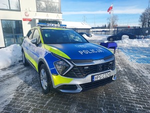 Radiowóz Kia sportage przed Komisariatem Policji w Wojniczu