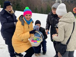 Pani Marta Malec-Lech rozdaje dzieciom odblaski