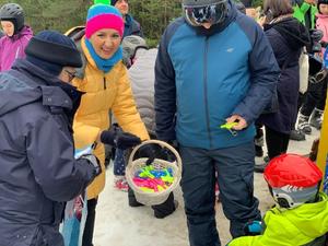 Pani Marta Malec-Lech rozdaje odblaski dzieciom